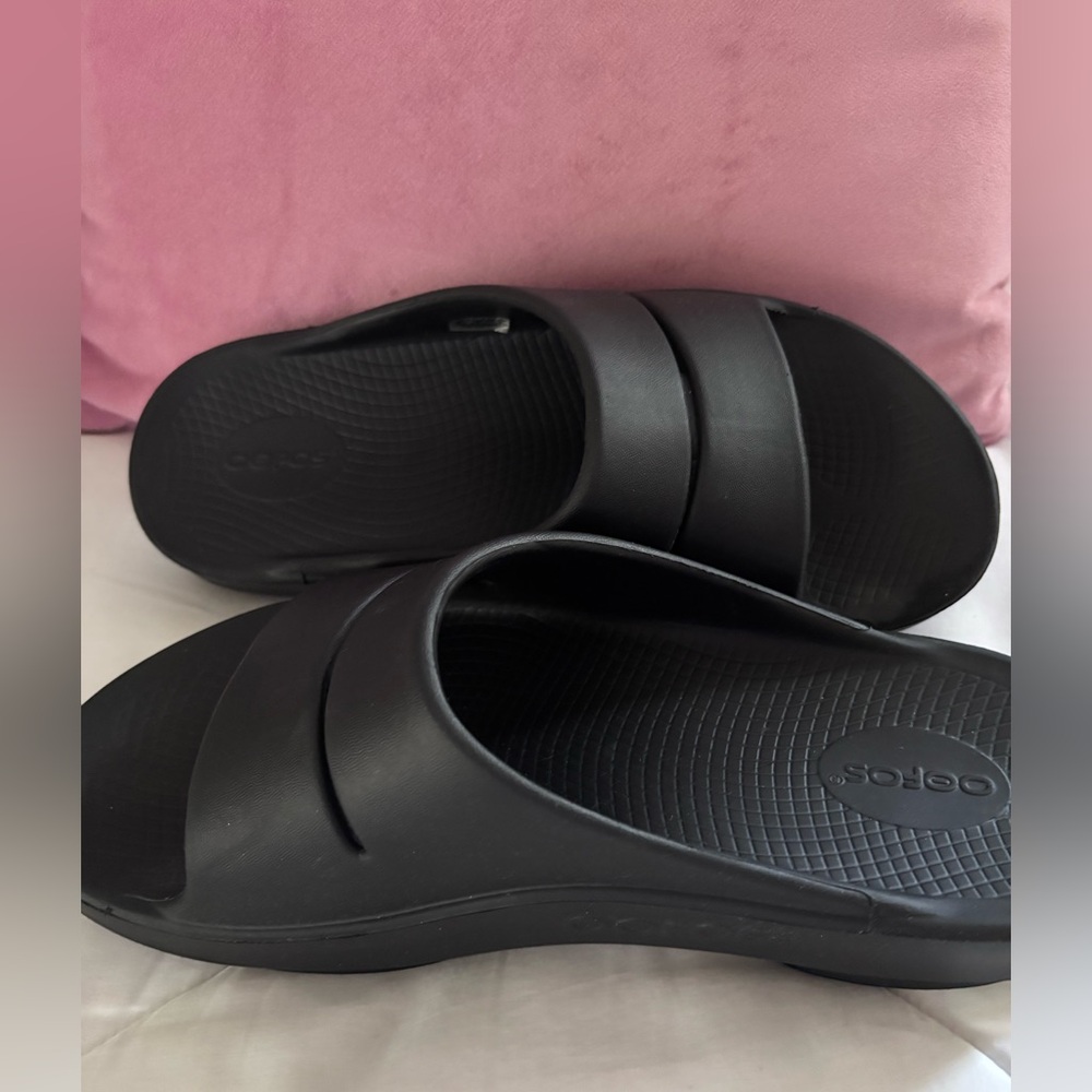 OOFOS Black Comfort Slides